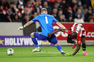 Penjaga gawang Arsenal, Aaron Ramsdale, dalam pertandingan Brentford vs Arsenal di minggu ke-13 (c) AP Photo/Kirsty Wigglesworth